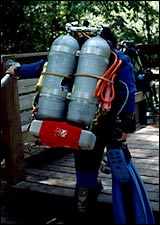 Bad Form: Primary hose is both stuffed and routed under the diver's arm, with butt-mounted primary light and tank-mounted reserve lights